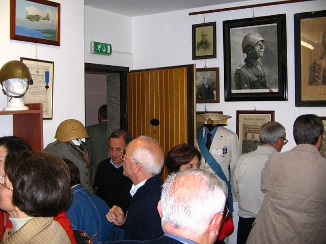 visitatori all'interno del museo.